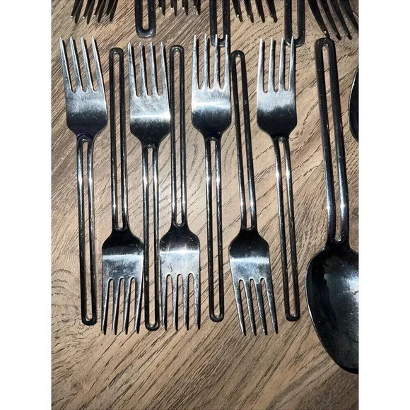 TOWLE NORDIC 18/10 STAINLESS FLATWARE - 34 PIECES Lot Table Of 6 Set - Picture 2 of 9